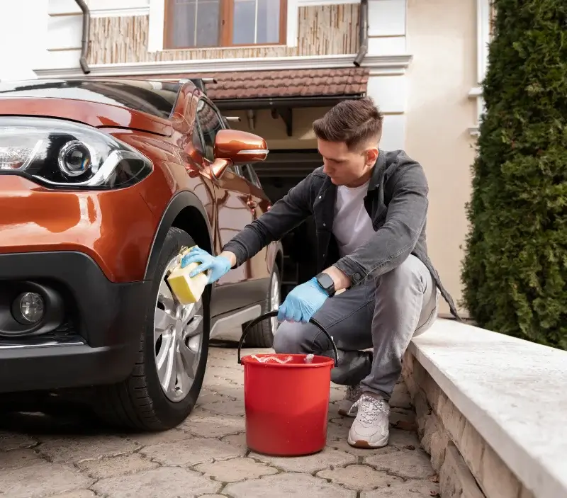 Lavage auto à domicile Saint-Bazile : professionnel intervenant sur un véhicule